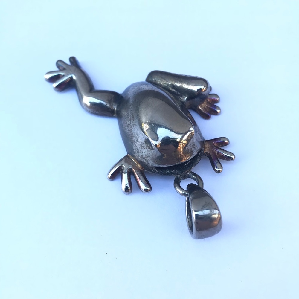 Silve tone frog pendant